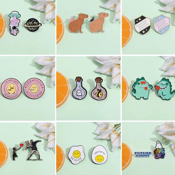 Broches 2pcs / ensembles de dessins dessinons épingles en émail mignon animaux décoratifs accessoires de badge de revers épingle pour vêtements de sac à dos