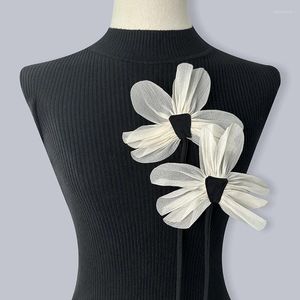 Broches 2 stks Vrouwen Elegante Mesh Bloem Pins Met Metalen Gesp Mode Doeken Stof Kraag Vrouwelijke Kleding Accessoires