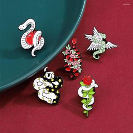 Broches 5 Snake Red Rose Apple 4-winged Angel Star Zwart Wit Paar Reversspeldjes Laklegering Badge