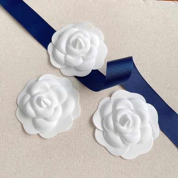 Broches autocollantes en fleurs de camélia blanches, 50 pièces/sac, décoration pour boîte-cadeau, accessoires de fête de mariage, DIY