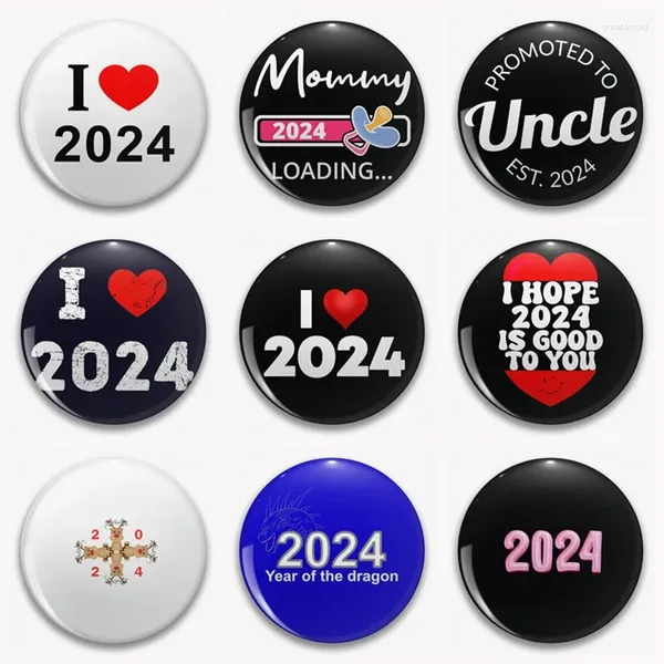 Broches 58 mm I Love 2024 Pin de botón divertido creativo promocionado a mamá papá hermano abuelo abuela lema broche insignia decoración regalo familiar