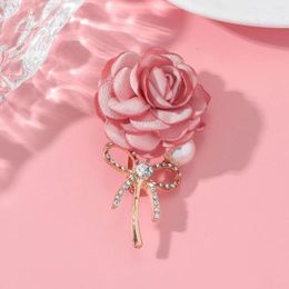 Broche un tempérament simple à quatre saisons fleurs de tissu de rose de haute qualité avec une broche d'arc Mme Fashion Single Goods Loisir de voyage