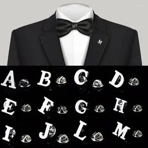 Broches A-Z Letter Men Suit Collar Pins Silver Color Lapel Pin Femmes Broche Badge Bijoux Accessoires de mariage Cadeau