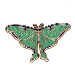 Broches Actias verde gigante seda polillas esmalte Pin como Moonlight mariposa insecto amante regalo Animal insignia impresionante joyería