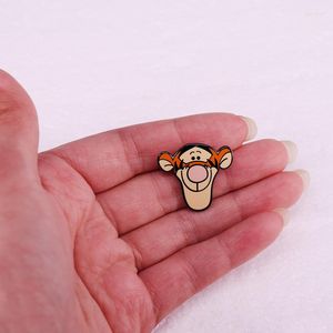 Broches adorkable tigger head image metal badge broche mode dames kleding revers pins creatieve sieraden cadeau kinderen