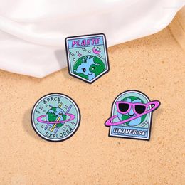 Broches Adventure Space Explorer Universe Email Pin For Women Fashion Rapel Cartoon Bescherming van Earth Badge sieraden geschenken