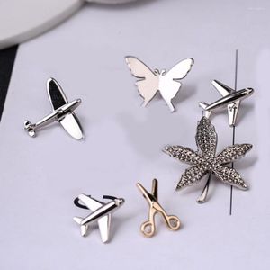 Broches avion broche pour hommes femmes bijoux cadeaux alliage papillon ciseaux costume épinglettes vêtements sac à dos Badge en gros