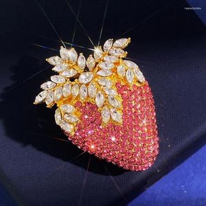 Broches aankomst mode mode rode aardbei broche goud kleur gladde eenvoudige retro stijl kubieke zirconia dames feest sieraden