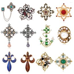 Brooches Baroque Court Vintage Brooch Openwork Geometric Crystal Pearl Pin Gift de bijoux en émail en métal pour amis pour amis