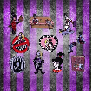 BBeetlejuice et Lydia jeu de sexe broche canapé dame horreur demi-corps émail broche manuel pour les broches récemment décédées