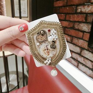 Broches de gran marca Otoño Invierno tendencias hechos a mano estilo de moda perla elementos centrados calavera corona broche Collar Pin mujer