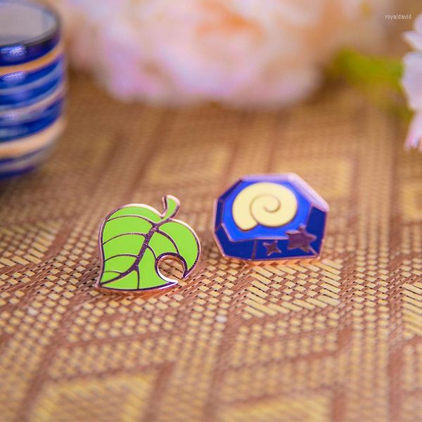Broches marca 1 pieza lindo Animal Crossing emblema broche muñeca llavero colgante insignia Pin hoja de Metal ornamento