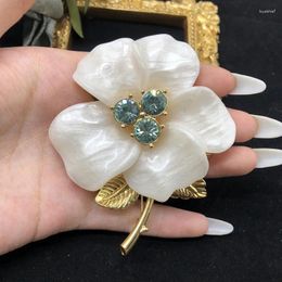 Broches Broche personalidad Pastoral flores blancas Vintage Pin accesorios de ropa alfileres Broche para mujeres cosas lindas