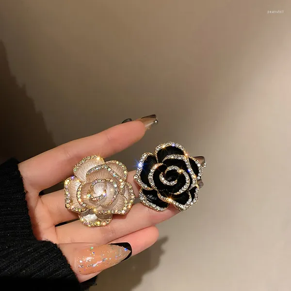 Broches Camellia Brooch mode Luxury Rhingestone Imitation Pearl Pin pour femmes vêtements Corsage Jewelry Accessoires en gros