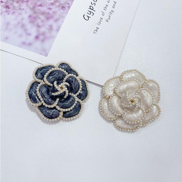 Broches de perlas de Camelia para mujer, elegante ramillete de flores, moda de invierno, joyería, suéter, abrigo, accesorios de lujo, broche