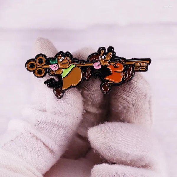 Broches de dibujos animados de película de animación Cenicienta, lindos dos ratoncitos con patrón de llave, emblema de Metal, Pin de solapa, accesorios para mujer