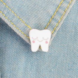 Broches dessin animé Smile dents épingles en émail pour le dentiste chapeau à revers / sac en denim shirt badge féminin broche