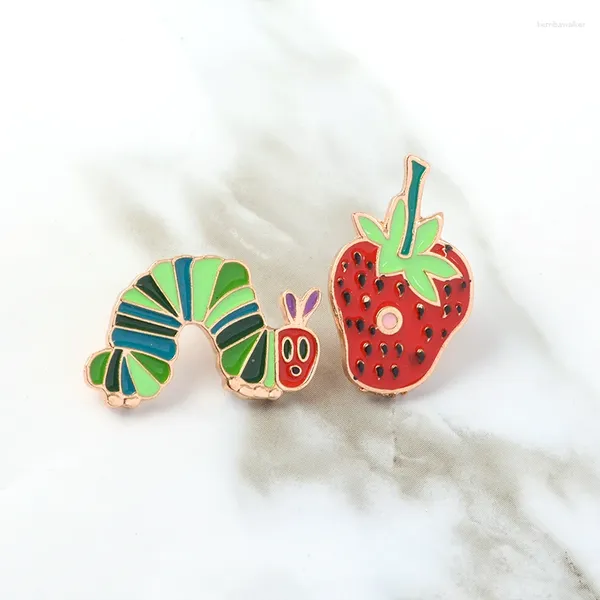 Broches chenilles et épingles de dessins animés de fraise fruits en émail à revers couple couple de bijoux mignons drôles cadeaux pour les enfants en gros