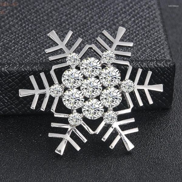 Broches Navidad copos de nieve flor broche de metal incrustaciones brillante circón insignia ramillete pines traje solapas personalizadas artesanías DIY bolsa de lona joyería