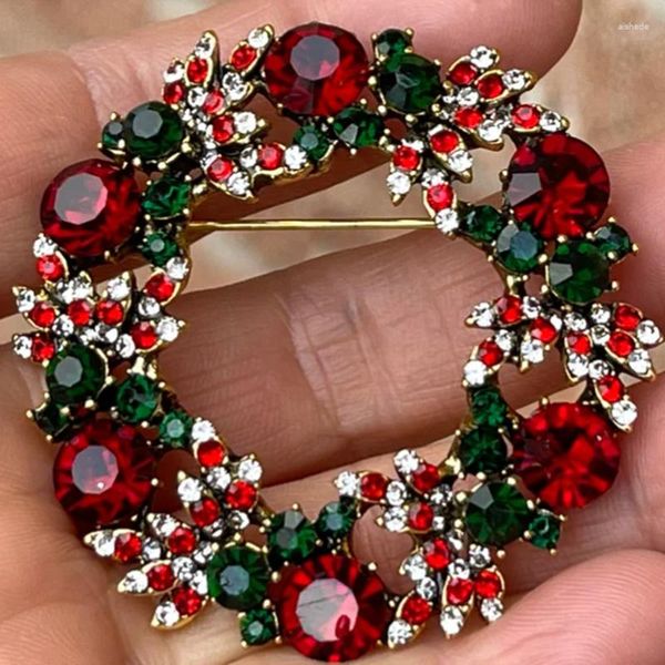 Broches ADORNOS PARA ÁRBOLES DE NAVIDAD Verde Rojo Cristal austriaco Corona redonda Broche para mujer Chapado en oro Bisutería Circular Holid