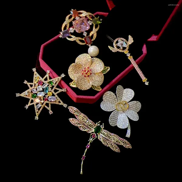 Broches classiques camellia luxueuse zircon femme élégant tempérament fleur corsage coloré libellule étoile étoile accessoires épingles