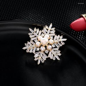 Broches Design Classique Flocon De Neige Perle Broche Pin Cubique Zircon Plaqué Or Pour Les Femmes Bijoux De Noël Cadeau Accessoires De Mariage