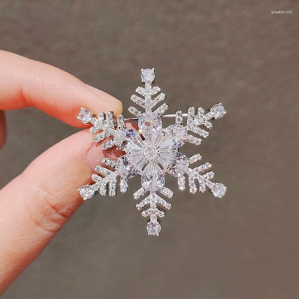 Broches traje de vestir de moda clásica para mujer suéter con personalidad accesorios de diseño en forma de copo de nieve con piedras deslumbrantes