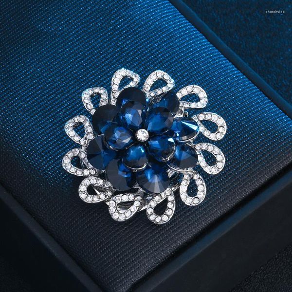 Broches classiques en strass pour femmes, broches à fleurs, bijoux scintillants, cadeau de styliste en plumes, 2023