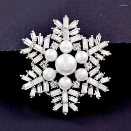 Broches klassieke zilveren kleur metaal holle zirkoon gesimuleerde parel sneeuwvlokken pins vrouwen bruiloft feestjurk sieraden