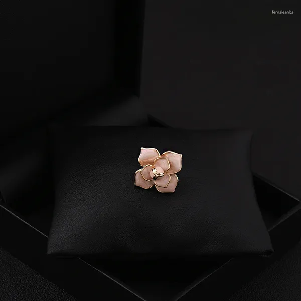 Broches Style classique fleur camélia broche femmes rétro Anti-exposition petite chemise rose décolleté col broche fixation boucle bijoux 6033