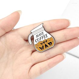 Broches koffie pot email naald pacifisme broche maak koffie noch oorlogskleding rapzak pin badge sieraden geschenken voor vrienden