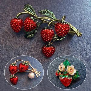 Broches Lindo esmalte Strawberry Fruit Flower Pins Brooch Silk Buffle For Women Fashion Diy Hat bolsos Accesorios