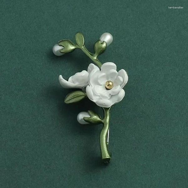 Broches mignons feuilles vertes fleurs blanches broche élégante sens de design rose plante rose rose pour femmes bijoux de luxe 2024 de haute qualité