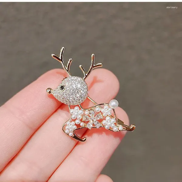 Broches lindos ciervos de cristal de perlas para mujer moda copo de nieve de diamantes de imitación muñeco de nieve árbol de Navidad alce broche Pin regalos Accesorios