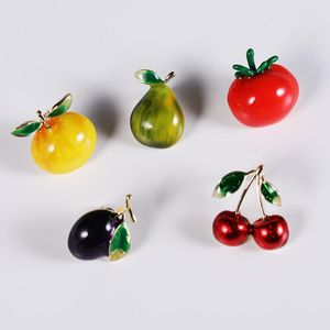 Broches Leuke Zomer Fruit Kleine Vrouwen Mannen 2023 Mode Emaille Pins Perzik Cherry Peer Tomaat Kraag Pin Casual Sieraden geschenken