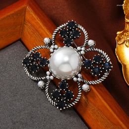 Broches Dark retro cruzado Cortado Cortado Parl de perla Pon con geometría Broche simétrico en forma de flor para ropa de mujer