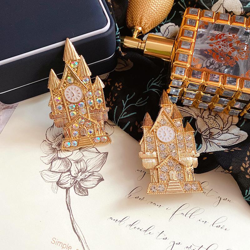 Broches Design Pin Decoratie Amusement Park Magic Castle Druipende broche Retro elegant temperament high-end luxe paar cadeau.