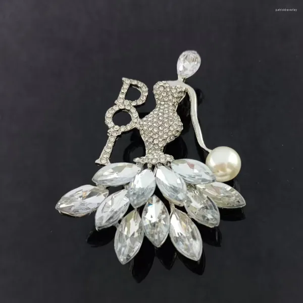 Brooches Drop Daughters of Isis Brooch Lettre grecque Doi Bling Crystal Gance Girl Dress Coat Pins Femme Accessoires