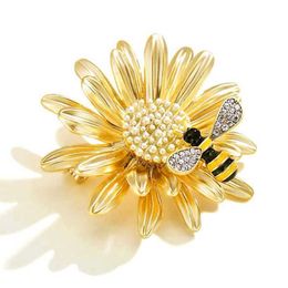 Broches Élégant Abeille Marguerite Broche Mode Coréenne Mat Corset Manteau Accessoires Doux Épingles Émail Écharpe Clip Bijoux Fille Cadeau G230529