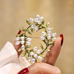 Broches élégantes et créatives, perles naturelles de gardénia pour femmes, couronne avec feuilles vertes de vallée, plante, bijoux, accessoires, cadeaux