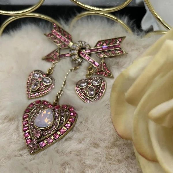 Broches elegantes ligeros de lujo francés en forma de corazón púrpura de gama alta para mujer vestido abrigo broche de diseñador Pins accesorios de joyería
