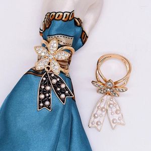 Brooches Elegant Pearl Floral Scarf Ring Clip pour les femmes Budle Crystal Hollow Crooves Broch Bijoux
