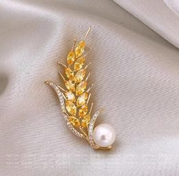 Broches Elegante espiga de trigo de perla amarilla para mujeres Pins de diez rinociones