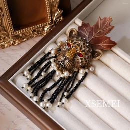 Brooches Fashion European et américaine style rétro médiéval incrusté de strass scintillantes Éléments animaux Broch Tassel Head Tassel Brooch