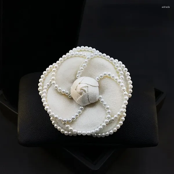 Broches exquises tissu haut de gamme Camellia blanche broche originale de style classique épingles de fleur corsage accessoires de bijoux en perles