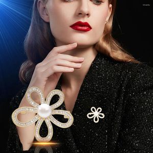 Broches exquises luxe creux de tournesol broch dames conception de fleur de perle épingle en rombir de décoration robe accessoires