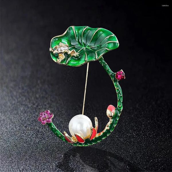 Broches Exquisito Pearl Lotus Flower Broche para mujeres Girls Metal Planta Etiqueta Pin Hat Capacita Insignia de moda Accesorios de moda