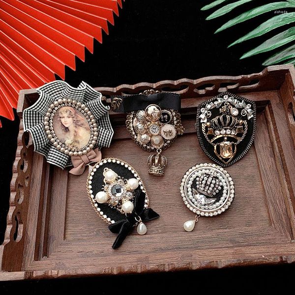 Broches Célèbre Designer Fleur Gland Broche Perle Arc Numéro 5 Bijoux Broches Broche Pour Femmes Vintage Accessoires