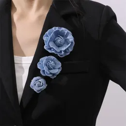 Brooches Fashion Camellia Fleur Brooch multicouche en tissu de denim Tissu coiffeur art épingles à revers Accessoires de bijoux Gift