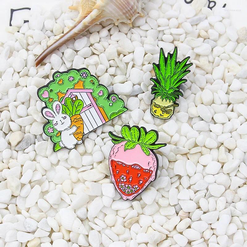 Brosches Fashion Creative Cartoon Strawberry Pineapple Little White Takes Carrot Home Brosch All-Match ryggsäck Badge Accessories